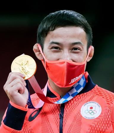 　男子６０キロ級で優勝し、メダルを手に笑顔を見せる高藤直寿。日本選手団初の金メダル獲得となった＝日本武道館