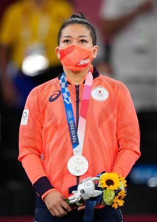 　女子４８キロ級で準優勝し、表彰式で銀メダルを胸にする渡名喜風南＝日本武道館