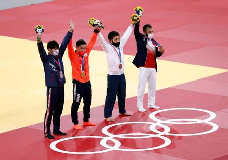 　男子60キロ級で優勝し、金メダルを胸に笑顔の高藤直寿（左から２人目）ら＝日本武道館