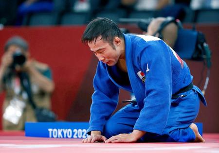 　男子60キロ級で優勝し座礼する高藤直寿＝日本武道館