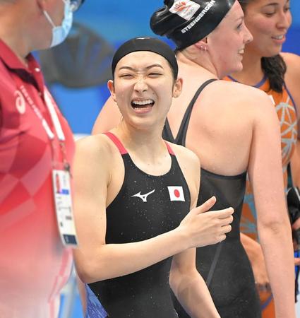 　自身の泳ぎを終え、プールサイドで笑顔を見せる池江璃花子（撮影・高部洋祐）