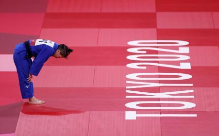 　女子４８キロ級決勝でコソボ選手に敗れ、一礼して畳を降りる渡名喜風南＝日本武道館