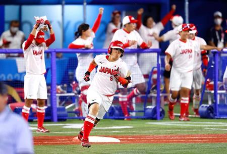 ４回、先制２ランを放ち、喜ぶ日本ベンチの前で一塁を回る山本