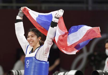 　女子４９キロ級で優勝し、国旗を手に笑顔を見せるタイのパニパック＝幕張メッセ