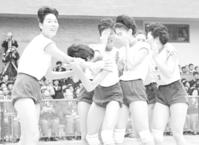 　６４年の東京五輪の女子バレーボールで金メダルを獲得し、泣いて喜ぶ選手たち
