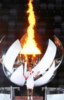 聖火台に点灯し笑顔を見せる大坂なおみ（撮影・堀内翔）