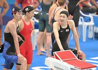 　自身の泳ぎを終え、プールサイドで話す池江璃花子（右）＝撮影・高部洋祐