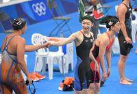 　自身の泳ぎを終え、オランダの選手とグータッチを交わす池江璃花子（撮影・高部洋祐）