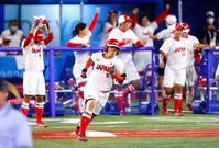 ４回、先制２ランを放ち、喜ぶ日本ベンチの前で一塁を回る山本
