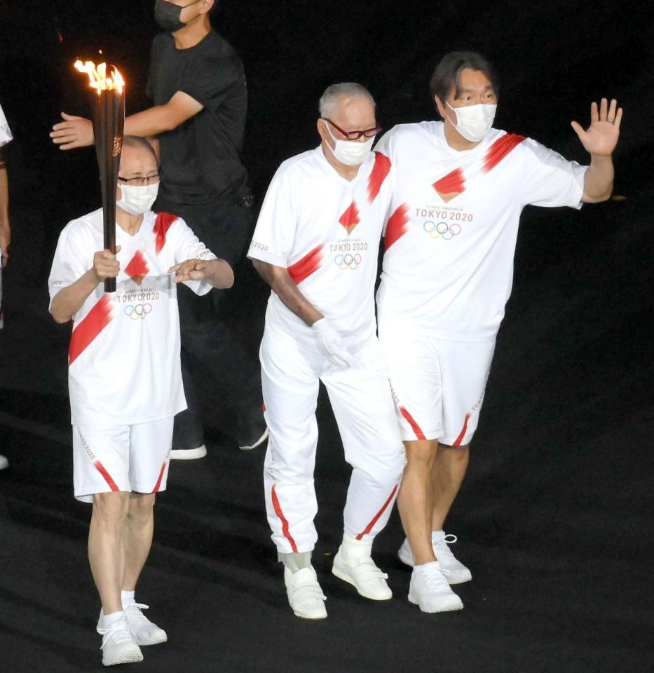 聖火ランナーとして登場した（左から）王貞治氏、長嶋茂雄氏、松井秀喜氏