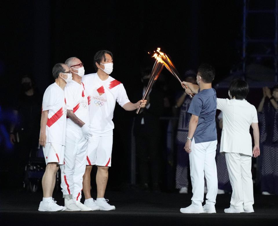 東京五輪開会式　聖火のトーチキスを行う（左端から）王貞治さん、長嶋茂雄さん、松井秀喜さん（代表撮影）