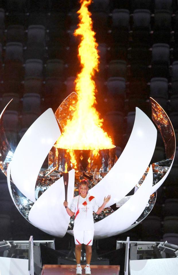 聖火台に点灯し笑顔を見せる大坂なおみ（撮影・堀内翔）