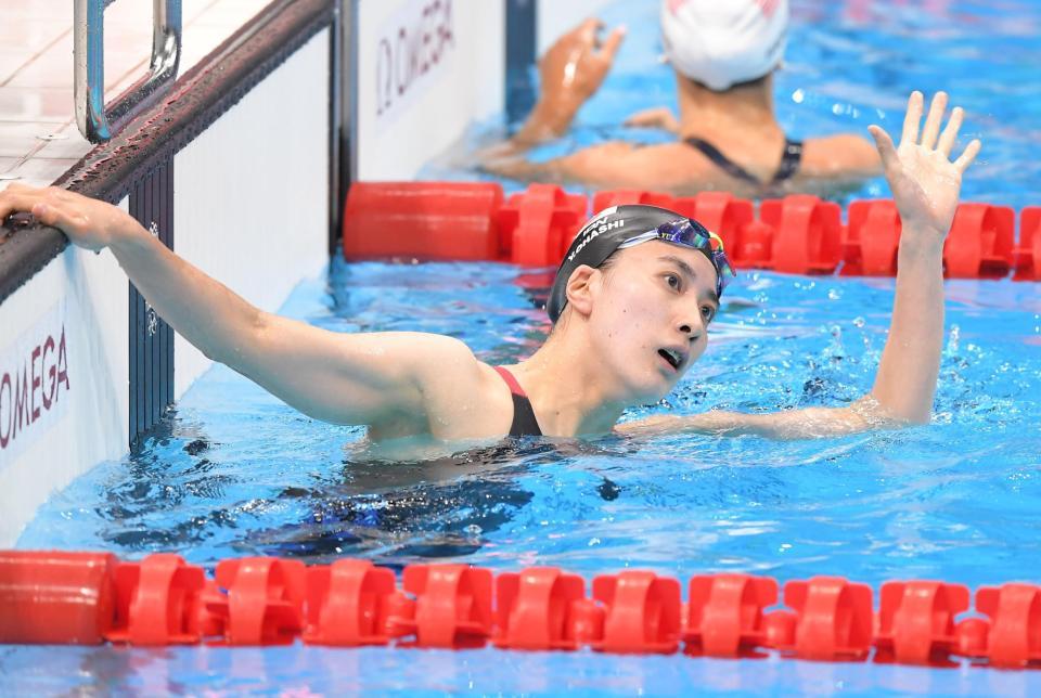 　予選のレースを終え、スタンドの声援に応える大橋悠依（撮影・高部洋祐）