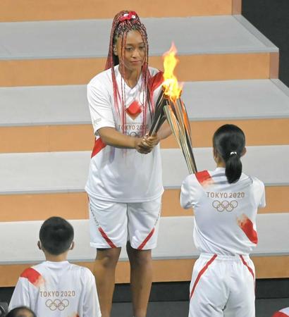　開会式で東北の子どもたちから聖火を引き継ぐ大坂なおみ＝２３日