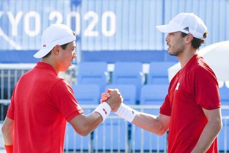 　１回戦を快勝した錦織（左）、マクラクラン組