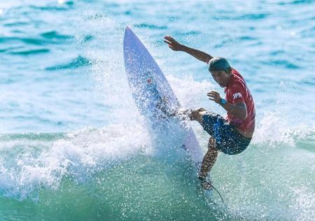 男子１回戦　鋭いターンで水しぶきを上げる五十嵐カノア＝釣ケ崎海岸サーフィンビーチ