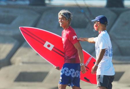 笑顔で男子１回戦に臨む五十嵐カノア＝釣ケ崎海岸サーフィンビーチ