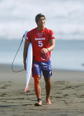 男子１回戦２組で１位となり、３回戦進出を決めた五十嵐カノア＝釣ケ崎海岸サーフィンビーチ