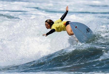 女子１回戦　波を攻める都筑有夢路＝釣ケ崎海岸サーフィンビーチ