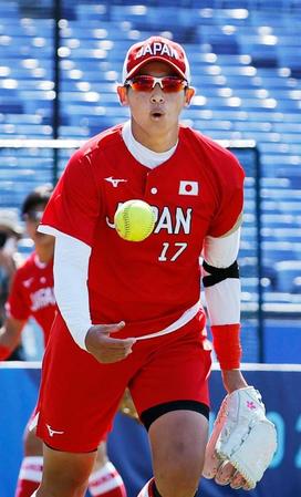 日本－カナダ　１回、投ゴロを好捕し、一塁にトスする上野＝横浜スタジアム