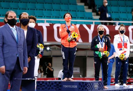 君が代が流れる中、胸に手を当てる女子52キロ級優勝の阿部詩＝日本武道館