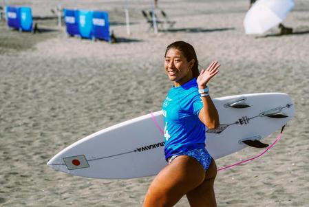 女子２回戦１組で３位となり、３回戦に進んだ前田マヒナ＝釣ケ崎海岸サーフィンビーチ
