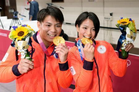 　兄と妹で同日に金メダルを獲得し笑顔を見せる男子６６キロ級の阿部一二三と女子５２キロ級の詩＝日本武道館