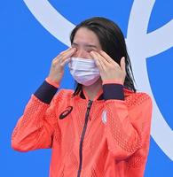 表彰台で涙する大橋悠依＝東京アクアティクスセンター（撮影・高部洋祐）