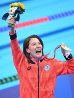 スタンドに関係者を見つけ、金メダルを手に歓喜の表情を見せる大橋悠依＝東京アクアティクスセンター（撮影・高部洋祐）