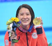 金メダルを手に笑顔を見せる大橋悠依＝東京アクアティクスセンター（撮影・高部洋祐）