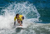 女子１回戦　波を攻める都筑有夢路＝釣ケ崎海岸サーフィンビーチ