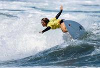 女子１回戦　波を攻める都筑有夢路＝釣ケ崎海岸サーフィンビーチ