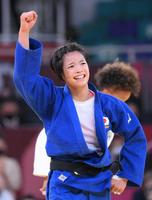 決勝　優勝を決めてガッツポーズをする阿部詩＝日本武道館（撮影・堀内翔）