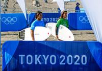 女子２回戦に臨む前田マヒナ（左）と都筑有夢路＝釣ケ崎海岸サーフィンビーチ