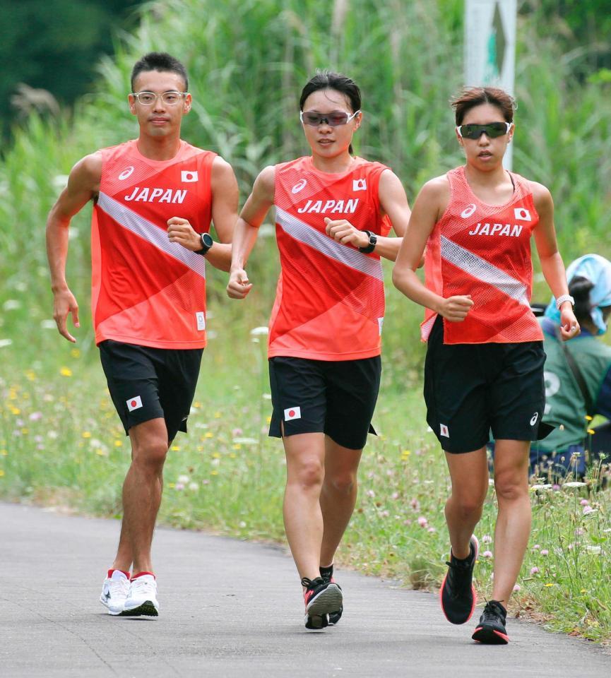 　練習で汗を流す（左から）山西利和、河添香織、藤井菜々子（代表撮影）