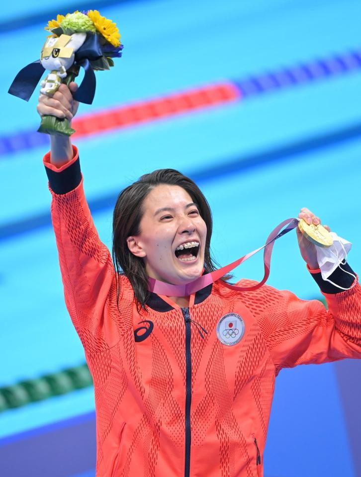 スタンドに関係者を見つけ、金メダルを手に歓喜の表情を見せる大橋悠依＝東京アクアティクスセンター（撮影・高部洋祐）