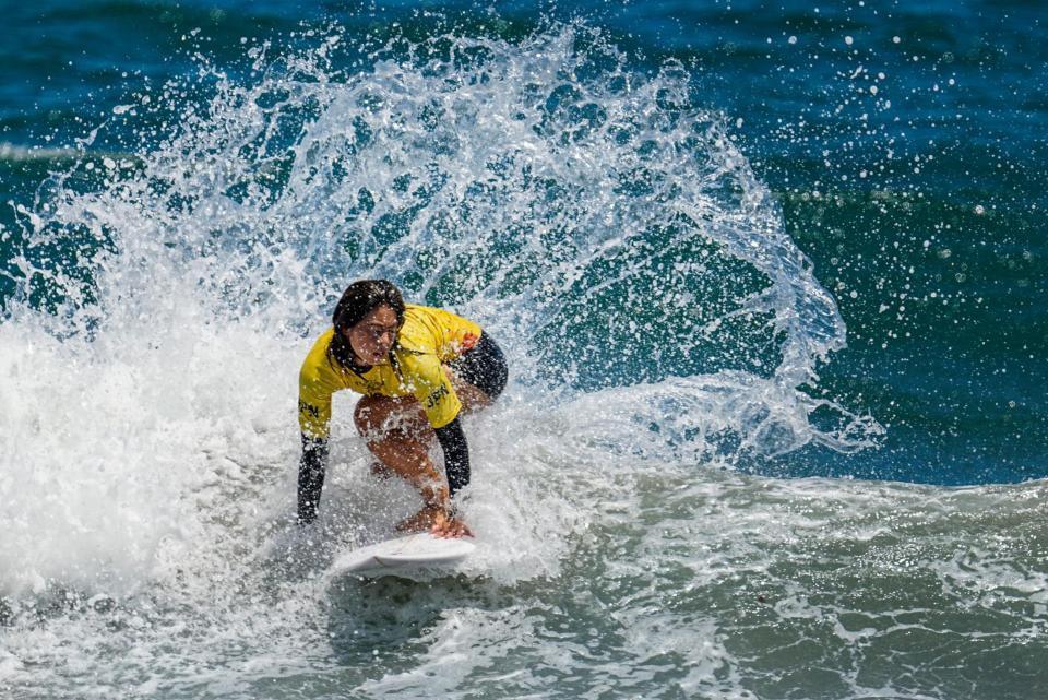 女子１回戦　波を攻める都筑有夢路＝釣ケ崎海岸サーフィンビーチ