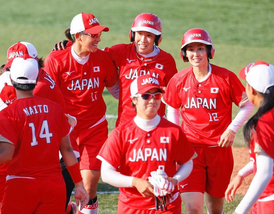 タイブレーク延長の末カナダにサヨナラ勝ちし、上野（奥左）と抱き合って喜ぶ山田＝横浜スタジアム