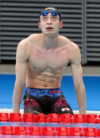 男子１００メートル背泳ぎ準決勝のレースを終え、天を仰ぐ入江陵介。決勝進出を逃した＝東京アクアティクスセンター