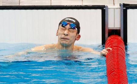 男子１００メートル背泳ぎ準決勝のレースを終え、顔をしかめる入江陵介。決勝進出を逃した＝東京アクアティクスセンター