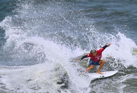 男子３回戦　波を攻める五十嵐カノア＝釣ケ崎海岸サーフィンビーチ