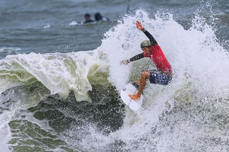 男子３回戦　波を攻める五十嵐カノア＝釣ケ崎海岸サーフィンビーチ