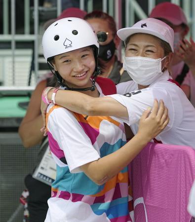 　女子ストリート決勝　金メダルを決め、喜ぶ西矢椛（左）＝有明アーバンスポーツパーク