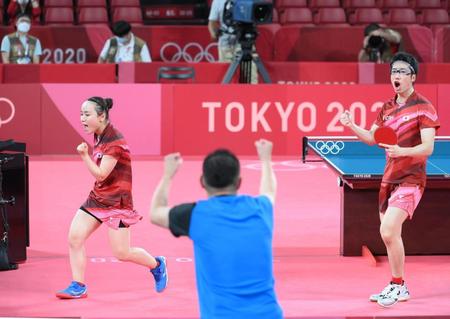 混合ダブルス決勝第７ゲーム　得点が決まりガッツポーズをする伊藤美誠、水谷隼＝東京体育館（撮影・堀内翔）