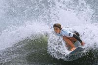 女子３回戦　波を攻める都筑有夢路＝釣ケ崎海岸サーフィンビーチ