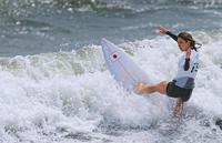 女子３回戦　波を攻める都筑有夢路＝釣ケ崎海岸サーフィンビーチ