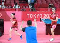 混合ダブルス決勝第７ゲーム　得点が決まりガッツポーズをする伊藤美誠、水谷隼＝東京体育館（撮影・堀内翔）