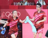 混合ダブルス決勝第６ゲームを落とした伊藤美誠（左）、水谷隼＝東京体育館（撮影・堀内翔）