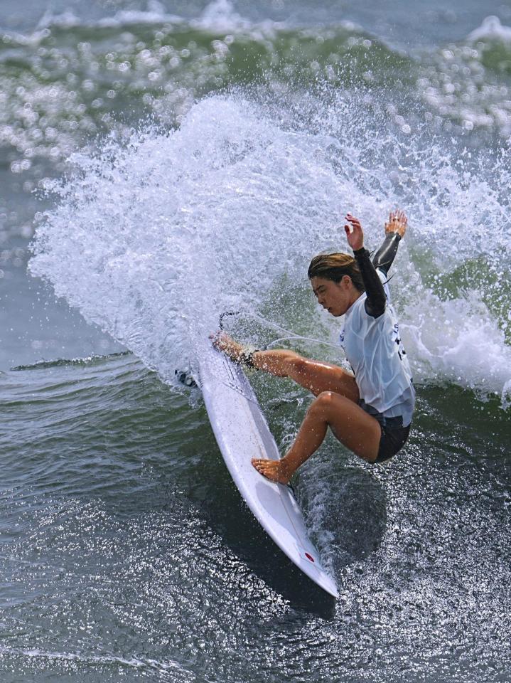 女子３回戦　波を攻める都筑有夢路＝釣ケ崎海岸サーフィンビーチ