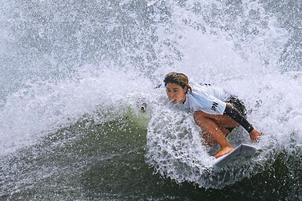 女子３回戦　波を攻める都筑有夢路＝釣ケ崎海岸サーフィンビーチ